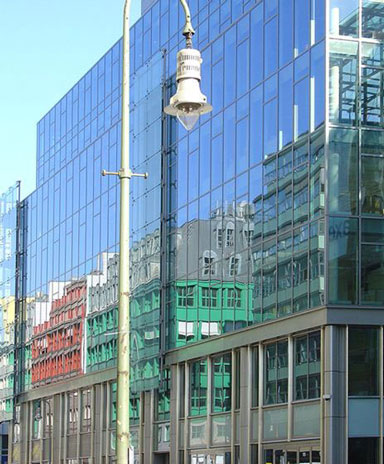 In der Glasfassade der Axel-Springer-Passage spiegelt sich das Quartier Schützenstraße.