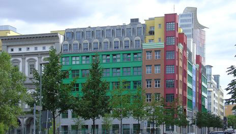 Fassaden in Rot und Grün von Aldo Rossi