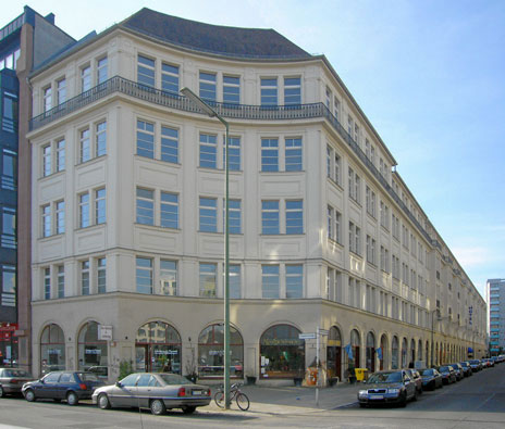 Im Eckhaus Hedemannstraße 14 hatten sich die Deutsche Filmschau und mehrere Filmfirmen eingemietet.