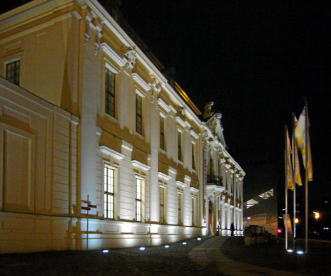 Ein beeindruckendes Bild beim Nacht: das ehemalige Kammergericht und der Libeskindbau im Hintergrund