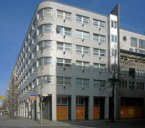 Kochstraße 75; hier stand das Hotel „Rheinland“, in dem die Nazi-Größen verkehrten.