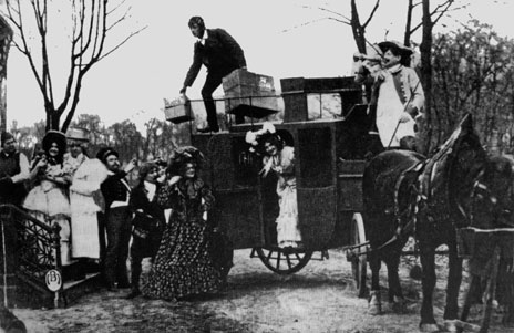 Filmszene mit Henny Porten, die aus der Postkutsche steigt (um 1910)