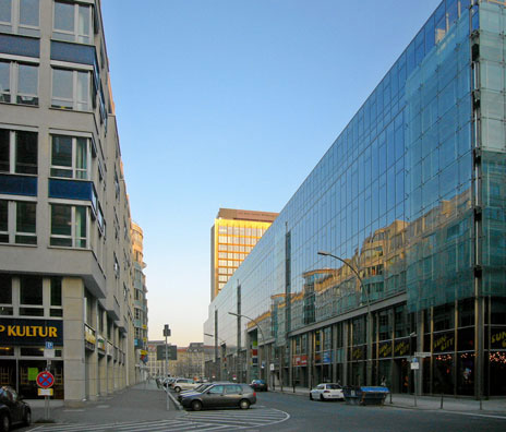 Zimmerstraße: In der Glasfassade der Axel-Springer-Passage spiegelt sich das Mosse-Zentrum.