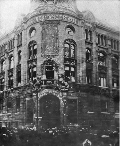 Das in den Straßenkämpfen nach der Novemberrevolution 1918 beschädigte Mosse-Haus