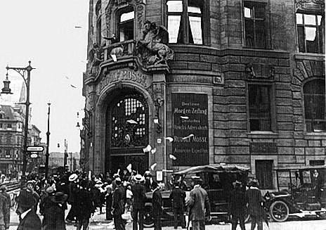 Vor dem Mosse-Haus wird 1914 ein Extrablatt zum Beginn des Ersten Weltkriegs verteilt.