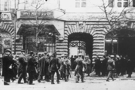 Spartakisten belagern 1919 das Vorwärts-Gebäude in der Lindenstraße 3