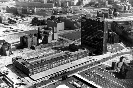 Das Springer-Hochhaus und das Druckhaus, dahinter die Mauer und die Reste des Mosse-Hauses; vorne die Kochstraße (Luftbild von 1967)