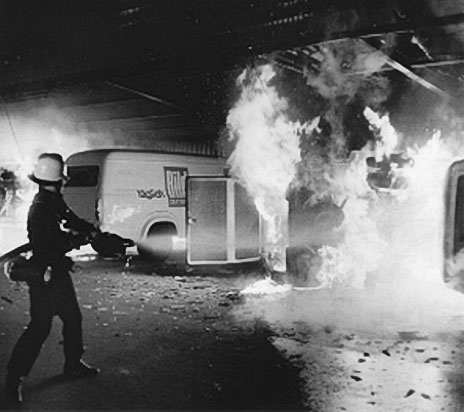 Brennende Auslieferungsfahrzeuge im Frühjahr 1968
