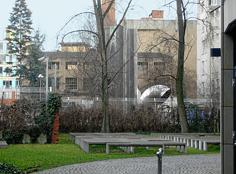 Betonbänke erinnern an die Liberale Synagoge Kreuzberg.