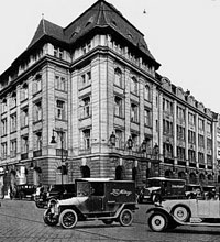 Historisches Foto des Ullstein-Gebäudes. Im Straßenverkehr im Vordergrund ein „B.Z.-am-Mittag“-Lieferwagen