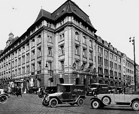 Historisches Foto des Ullstein-Gebäudes. Im Straßenverkehr im Vordergrund ein „B.Z.-am-Mittag“-Lieferwagen