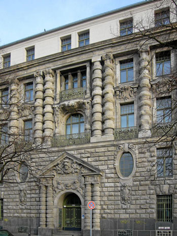 Das prächtige Gebäude der Victoria-Versicherung an der Lindenstraße blieb erhalten.