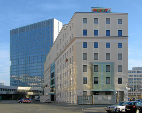In der Axel-Springer-Straße 54b residerte der Volk-und-Wissen-Schulbuchverlag der DDR, jetzt sitzen in dem Gebäude neben dem Berliner Wissenschaftsverlag weitere Medienfirmen sowie Botschaften.