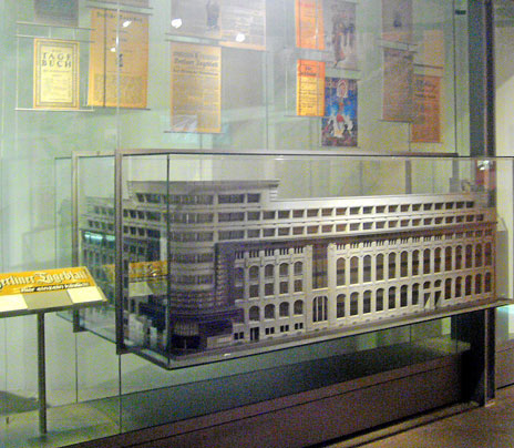 Das Modell des Mosse-Hauses in der Zeitungsabteilung des Museums