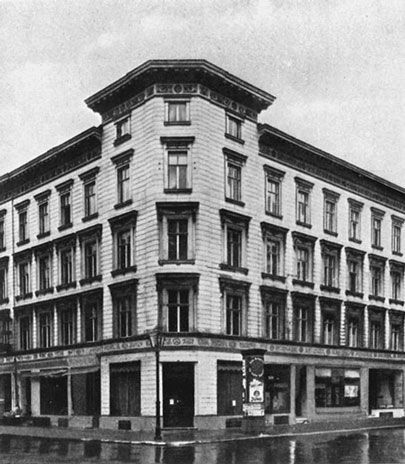 In der Kochstraße 75 an der Ecke Wilhelmstraße waren Ende des 19. Jahrhunderts die ersten Geschäftsräume der Allianz-Versicherung. Später stand dort das Hotel Rheinland,