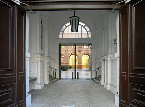 Durchblick von der Mauerstraße in den Innenhof des Gebäudekomplexes