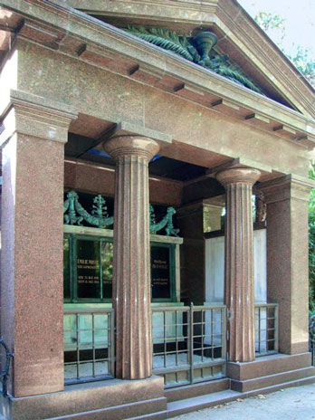 Das Grab der Familie Mosse auf dem Jüdischen Friedhof  Weißensee in Berlin