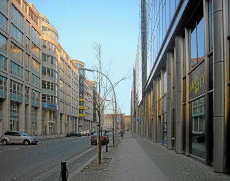 In der Zimmerstraße, wo einst die Mauer verlief, stehen sich das Mosse-Zentrum (li.) und die Axel-Springer-Passage gegenüber.
