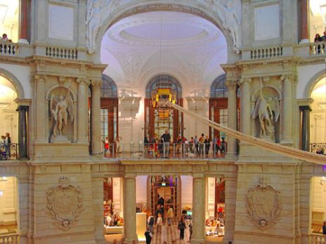 Nachts leuchtet das Museum von innen heraus in Blau.