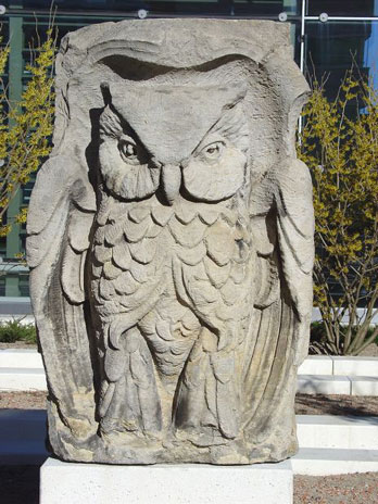 Die alte Ullstein-Eule vor dem Springer-Hochhaus in der Kochstraße signalisiert die Fortsetzung der Ullstein-Tradition