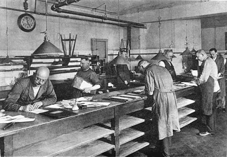 Am Umbruchtisch in der Vorwärts-Druckerei in den 1920-er Jahren